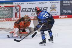 DEL; ERC Ingolstadt - Grizzlys Wolfburg; Wojciech Stachowiak (Nr.19 - ERC) scheitert an Torwart Dustin Strahlmeier (Nr.1 - Grizzlys)