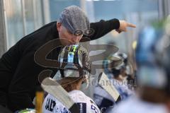 Im Bild: Christian Sohlmann (Trainer ERC Frauen) im Gespräch mit seiner Spielerin
