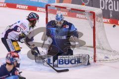 DEL - ERC Ingolstadt - Eisbären Berlin - Playoffs HF - kanpp vorbei, Kris Foucault (Nr.98 - Eisbären Berlin) gegen Torwart Michael Garteig (34 ERC)