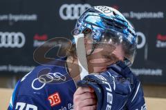 Penny DEL - Pre-Playoff - Spiel 2 - Eishockey - Saison 2021/22 - ERC Ingolstadt - Kölner Haie - Traurige Gesichter nach dem ausscheiden - Chris Bourque (#77 ERCI) weint an der Spielerbank -  Foto: Jürgen Meyer