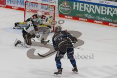 Penny DEL - Eishockey - Saison 2021/22 - ERC Ingolstadt - Krefeld Pinguine - Nikita Quapp Torwart (#31 Krefeld) - Louis-Marc Aubry (#11 ERCI) - Arturs Kulda (#5 Krefeld) -  Foto: Jürgen Meyer