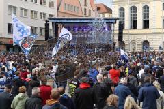 ERC Ingolstadt - Vizemeisterschaftsfeier am Rathausplatz - Saison 2022/2023 - Fans am Rathausplatz - Banner - Choreo - Die Mannschaft auf der Bühne - Foto: Meyer Jürgen