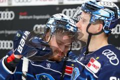 Penny DEL - Pre-Playoff - Spiel 2 - Eishockey - Saison 2021/22 - ERC Ingolstadt - Kölner Haie - Traurige Gesichter nach dem ausscheiden - Chris Bourque (#77 ERCI) weint an der Spielerbank und wird durch Wayne Simpson (#21 ERCI) getröstet -  Foto: Jürgen M