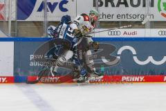 Penny DEL - Eishockey - Saison 2021/22 - ERC Ingolstadt - Krefeld Pinguine - Ben Marshall (#45 ERCI) -  Lucas Lessio (#6 Krefeld) Check an der Bande - Foto: Jürgen Meyer