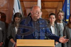 ERC Ingolstadt - Vizemeisterschaftsfeier am Rathausplatz - Saison 2022/2023 - President Peter Kössler - bei der Ehrung der Pokalsieger der Frauenmannschaft - Foto: Meyer Jürgen