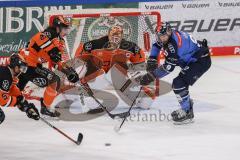 DEL; ERC Ingolstadt - Grizzlys Wolfburg; Torchance Andrew Rowe (Nr.9 - ERC) Torwart Dustin Strahlmeier (Nr.1 - Grizzlys)