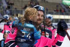 Penny DEL - Eishockey - Saison 2021/22 - ERC Ingolstadt - Nürnberg Ice Tigers - Die Spieler bedanken sich bei den Fans - Brandon Defazio (#24 ERCI) mit seinem Kind -  Foto: Jürgen Meyer