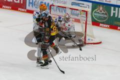 Penny DEL - Eishockey - Saison 2021/22 - ERC Ingolstadt - Fishtown Pinguin Bremerhaven -  Samuel Soramies (#28 ERCI) - B.Maxwell Torwart Bremerhaven -  Foto: Jürgen Meyer