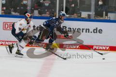 Penny DEL - Eishockey - Saison 2021/22 - ERC Ingolstadt - Red Bull München - Wayne Simpson (#21 ERCI) - Justin Schütz (#18 München) -  Foto: Jürgen Meyer