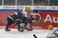 Im Bild: Niklas Hübner (#8 ERCI) Dominik Uher (Bremerhaven)

