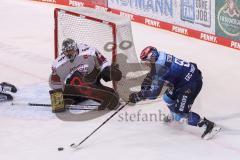 DEL - ERC Ingolstadt - Kölner Haie - Frederik Storm (9 ERC) bei Torwart Justin Pogge (Nr.49 - Kölner Haie)