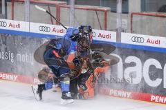 DEL; ERC Ingolstadt - Grizzlys Wolfburg; Kampf um den Puck an der Bande, Justin Feser (Nr.71 - Grizzlys) Kevin Maginot (Nr.6 - ERC)