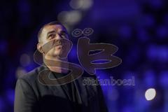 DEL; ERC Ingolstadt - Dresdner Eislöwen; Ehrung Thomas Greilinger (39 ERC) mit seinen Söhnen. Die Trikotnummer 39 wird für immer unter das Dach der Saturn Arena gehängt und nicht mehr vergeben