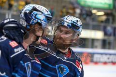 Penny DEL - Eishockey - Saison 2021/22 - ERC Ingolstadt - Krefeld Pinguine - Brandon Defazio (#24 ERCI) - Louis-Marc Aubry (#11 ERCI) - nach dem Spiel -  Foto: Jürgen Meyer