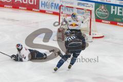 Penny DEL - Eishockey - Saison 2021/22 - ERC Ingolstadt - Red Bull München -  Jerome Flaake (#90 ERCI) - Danny aus den Birken Torwart (#33 München) - Foto: Jürgen Meyer