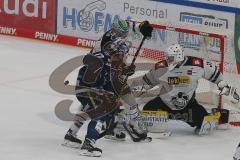 Penny DEL - Eishockey - Saison 2021/22 - ERC Ingolstadt - Krefeld Pinguine -  Nikita Quapp Torwart (#31 Krefeld) - Chris Bourque (#77 ERCI) - Foto: Jürgen Meyer