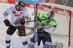 DEL - Eishockey - Saison 2020/21 - ERC Ingolstadt - Nürnberg Ice Tigers - Michael Garteig Torwart (#34 ERCI) bekommt den Puck an die Maske - Foto: Jürgen Meyer