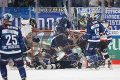 Penny DEL - Pre-Playoff - Spiel 2 - Eishockey - Saison 2021/22 - ERC Ingolstadt - Kölner Haie - Turbulente scenen vor dem Kölner Tor im 4. Drittel - Torwart Justin Pogge (Nr.49 - Kölner Haie) - Mirko Höfflin (#10 ERCI) - Landon Ferraro (Nr.39 - Kölner Hai