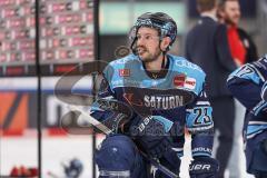 DEL; Playoffs; ERC Ingolstadt - DEG Düsseldorf; Sieg Jubel Freude Halbfinale Spieler bedanken sich bei den Fans Maury Edwards (23 ERC)