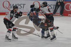 Penny DEL - Pre-Playoff - Spiel 2 - Eishockey - Saison 2021/22 - ERC Ingolstadt - Kölner Haie -  Wayne Simpson (#21 ERCI) wird von Patrick Sieloff (Nr.63 - Kölner Haie) gequeckt - Foto: Jürgen Meyer
