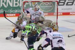 DEL - Eishockey - Saison 2020/21 - ERC Ingolstadt - Eisbären Berlin - Wojciech Stachowiak (#19 ERCI) schiesst auf das Tor - Mathias Niederberger Torwart (#35 Berlin) - Foto: Jürgen Meyer