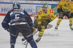 Penny DEL - Eishockey - Saison 2021/22 - ERC Ingolstadt - Krefeld Pinguine - Anton Berlyov (Nr.32 - Krefeld Pinguine) - Fabio Wagner (#5 ERCI) -  Foto: Jürgen Meyer