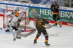 Penny DEL - Eishockey - Saison 2021/22 - ERC Ingolstadt - Fishtown Pinguin Bremerhaven - B.Maxwell Torwart Bremerhafen - Mirko Höflin (#10 ERCI) -  Foto: Jürgen Meyer