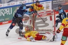 DEL; Playoffs; ERC Ingolstadt - DEG Düsseldorf; Mirko Höfflin (10 - ERC) Tor Jubel Treffer stochert den Puck ins Tor von Torwart Henrik Haukeland (Nr.40 - DEG), Bernhard Ebner (Nr.67 - DEG) versucht zu fangen