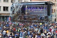 ERC Ingolstadt - Vizemeisterschaftsfeier am Rathausplatz - Saison 2022/2023 - Fans am Rathausplatz - Banner - Choreo - Die Mannschaft auf der Bühne - Foto: Meyer Jürgen