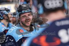 DEL; Playoffs; ERC Ingolstadt - DEG Düsseldorf; Sieg Jubel Freude Halbfinale erreicht, Fan Fankurve Banner Fahnen Spruchband Spieler bedanken sich bei den Fans, Justin Feser (71 - ERC)