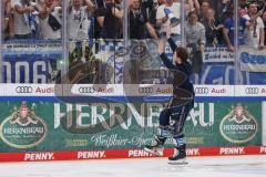 DEL; Playoffs; ERC Ingolstadt - DEG Düsseldorf; Sieg Jubel Freude Halbfinale erreicht, Fan Fankurve Banner Fahnen Spruchband Spieler bedanken sich bei den Fans, Tye Ronning (26 ERC)