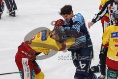 DEL; Playoffs; ERC Ingolstadt - DEG Düsseldorf; Schlägerei Tye McGinn (16 ERC) mit Alec McCrea (3 DEG)