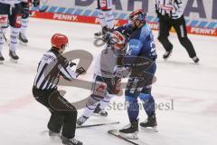 DEL - Eishockey - Saison 2020/21 - ERC Ingolstadt - Schwenninger Wild Wings - Brandon Defazio (#24 ERCI) im Zweikampf - Boxkampf mit Dylan Yeo (#5 Schwenningen) - Foto: Jürgen Meyer