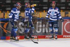 DEL - Eishockey - Saison 2020/21 - ERC Ingolstadt - EHC Red Bull München - Daniel Pietta (#86 ERCI) - Wayne Simpson (#21 ERCI) - Colton Jobke (#7 ERCI) beim warm machen - Foto: Jürgen Meyer