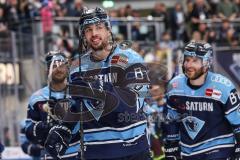 DEL; Playoffs; ERC Ingolstadt - DEG Düsseldorf; Sieg Jubel Freude Halbfinale erreicht, Fan Fankurve Banner Fahnen Spruchband Spieler bedanken sich bei den Fans, Fabio Wagner (5 - ERC)