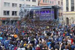 ERC Ingolstadt - Vizemeisterschaftsfeier am Rathausplatz - Saison 2022/2023 - Fans am Rathausplatz - Banner - Choreo - Die Mannschaft auf der Bühne - Foto: Meyer Jürgen