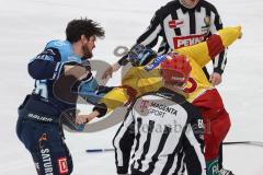 DEL; Playoffs; ERC Ingolstadt - DEG Düsseldorf; Schlägerei Tye McGinn (16 ERC) mit Alec McCrea (3 DEG)