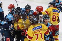 DEL; Playoffs; ERC Ingolstadt - DEG Düsseldorf; Schlägerei Tye McGinn (16 ERC) mit Alec McCrea (3 DEG)