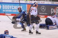 DEL - ERC Ingolstadt - EHC Red Bull München - Brandon DeFazio (24 ERC) erzielt das erlösende Tor zum 5:4, München scheidet aus. ERC Ingolstadt im Halbfinale, Tor Jubel