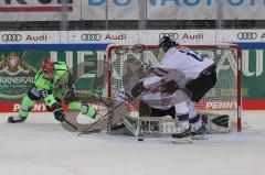 DEL - Eishockey - Saison 2020/21 - ERC Ingolstadt - Nürnberg Ice Tigers  - David Elsner (#61 ERCI) - Niklas Treutle Torwart (#31 Nürnberg)Foto: Jürgen Meyer