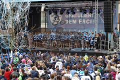 ERC Ingolstadt - Vizemeisterschaftsfeier am Rathausplatz - Saison 2022/2023 - Fans am Rathausplatz - Banner - Choreo - Die Mannschaft auf der Bühne - OB Dr. Christian Scharpf - Foto: Meyer Jürgen