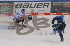 DEL - Eishockey - Saison 2020/21 - ERC Ingolstadt - EHC Red Bull München - David Elsner (#61 ERCI) läuft allein auf Kevin Reich Torwart (#35 München) zu - Foto: Jürgen Meyer