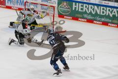 Penny DEL - Eishockey - Saison 2021/22 - ERC Ingolstadt - Krefeld Pinguine - Nikita Quapp Torwart (#31 Krefeld) - Louis-Marc Aubry (#11 ERCI) - Arturs Kulda (#5 Krefeld) -  Foto: Jürgen Meyer