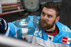 Penny DEL - Eishockey - Saison 2021/22 - ERC Ingolstadt - Krefeld Pinguine - Brandon Defazio (#24 ERCI) nach dem  warm machen -  Foto: Jürgen Meyer