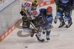 DEL - Eishockey - Saison 2020/21 - ERC Ingolstadt - Krefeld Pinguine - Philipp Mass (#83 Krefeld) - Tim Wohlgemuth (#33 ERCI) - Foto: Jürgen Meyer