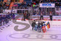 Penny DEL - Eishockey - Saison 2021/22 - ERC Ingolstadt - Fischtown Pinguins Bremerhaven - Fotoübergabe an die Olypiateilnehmer von Larry Mitchell (Sportdirektor ERCI) -  Foto: Jürgen Meyer