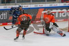Penny DEL - Eishockey - Saison 2021/22 - ERC Ingolstadt - Grizzlys Wolfsburg - Frederik Storm (#9 ERCI) - wb1# - Anthony Rech (#18 Wolfsburg) -  Foto: Jürgen Meyer
