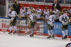 DEL - Eishockey - Saison 2020/21 - ERC Ingolstadt - Krefeld Pinguine - Der 1:1 Ausgleichstreffer durch Ivan Petrakov (#13 Krefeld) - jubel - Lucas Lessio (#6 Krefeld) - Abklatschen an der Bande - Foto: Jürgen Meyer