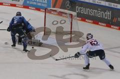 DEL - Eishockey - Saison 2020/21 - ERC Ingolstadt - EHC Red Bull München - Patrick Hager (#52 München) mit einer Torchance - Michael Garteig Torwart (#34 ERCI) - Fabio Wagner (#5 ERCI) - Foto: Jürgen Meyer