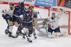 DEL - Eishockey - ERC Ingolstadt - Eisbären Berlin - Mirko Höfflin (10 - ERC) Torwart Tobias Ancicka (45 - Berlin) fängt Puck